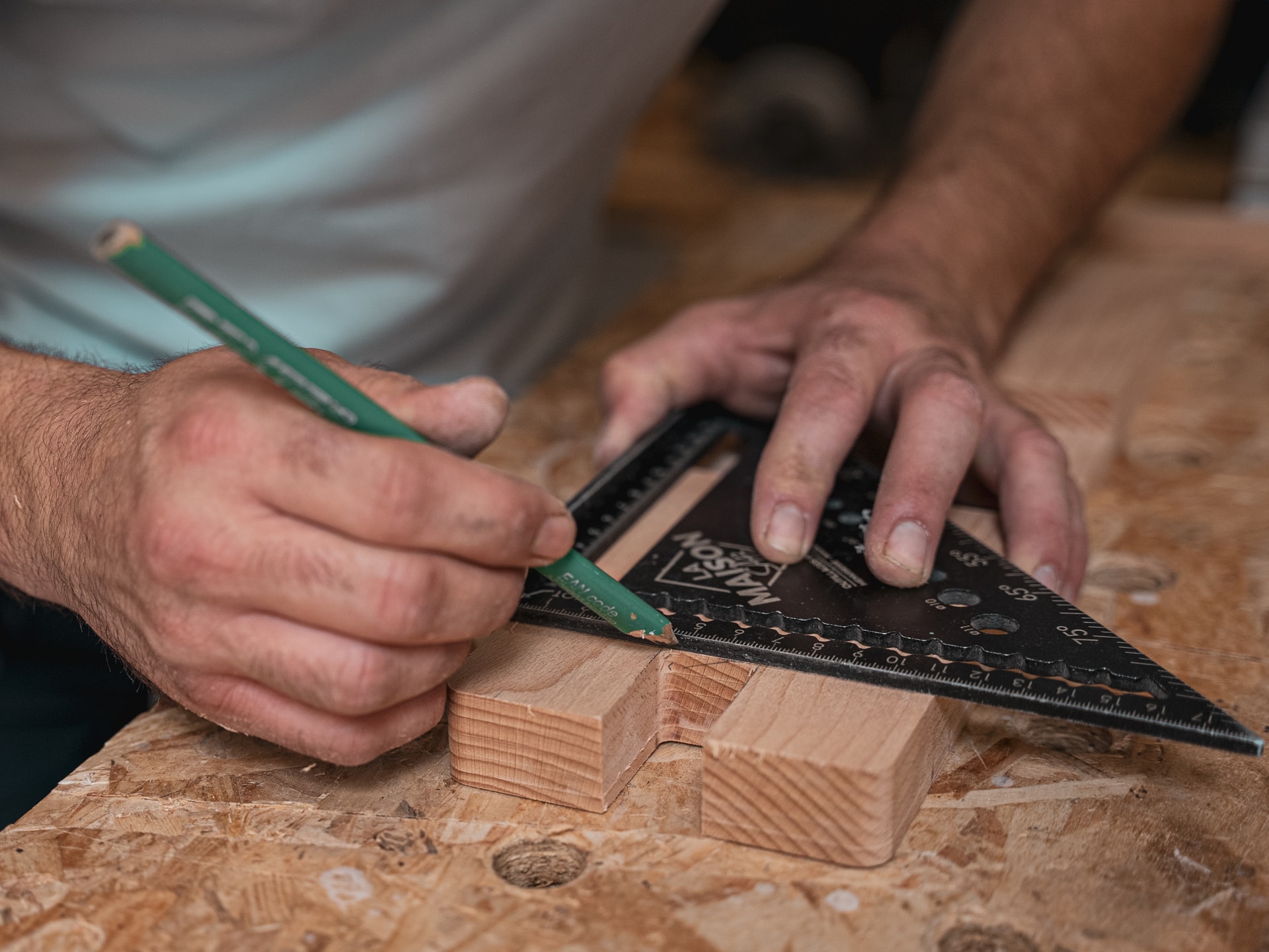 <img src="image.jpg" alt="">