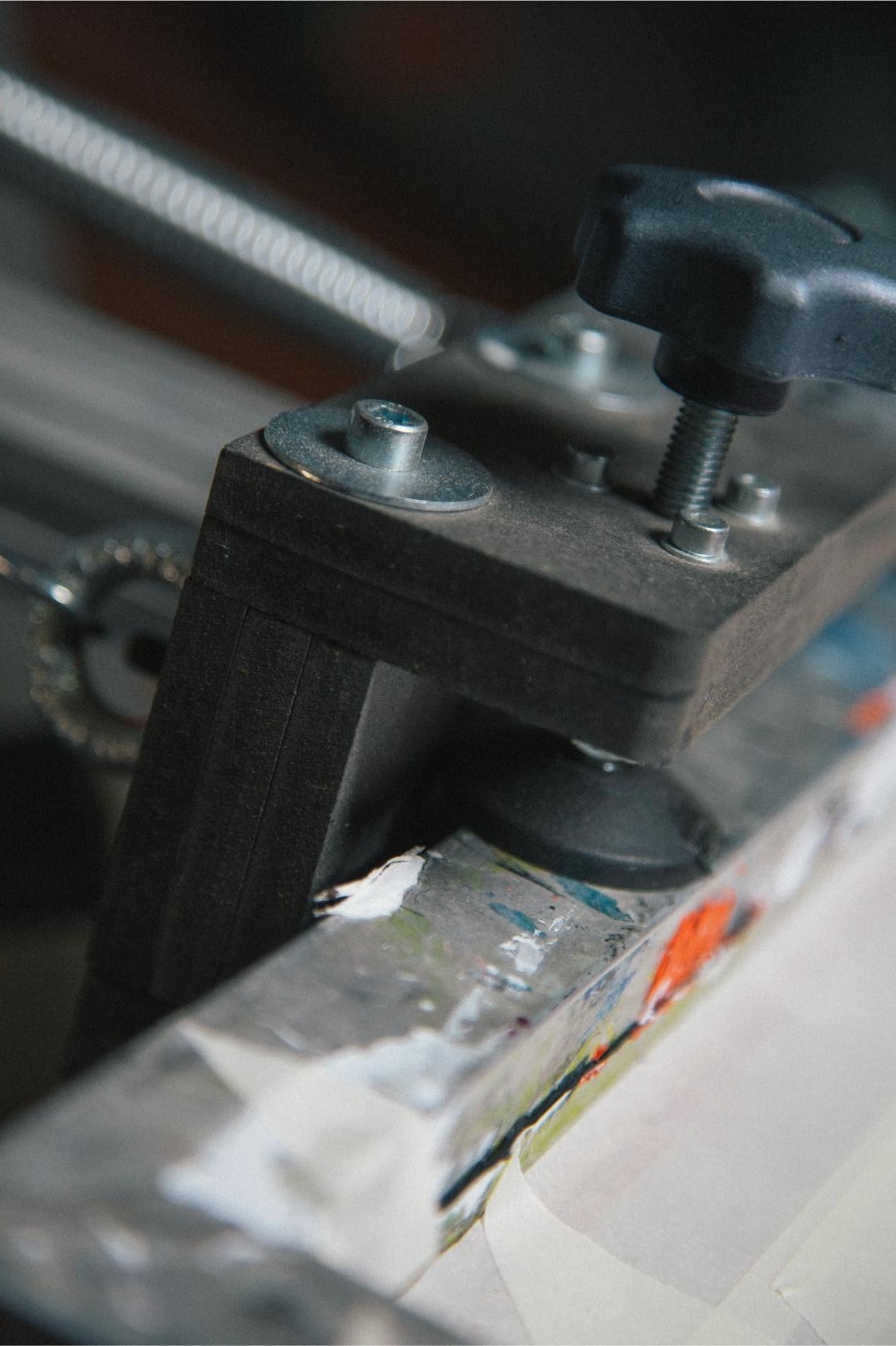 Close up on the screen clamping system of the screen printing monochrom press