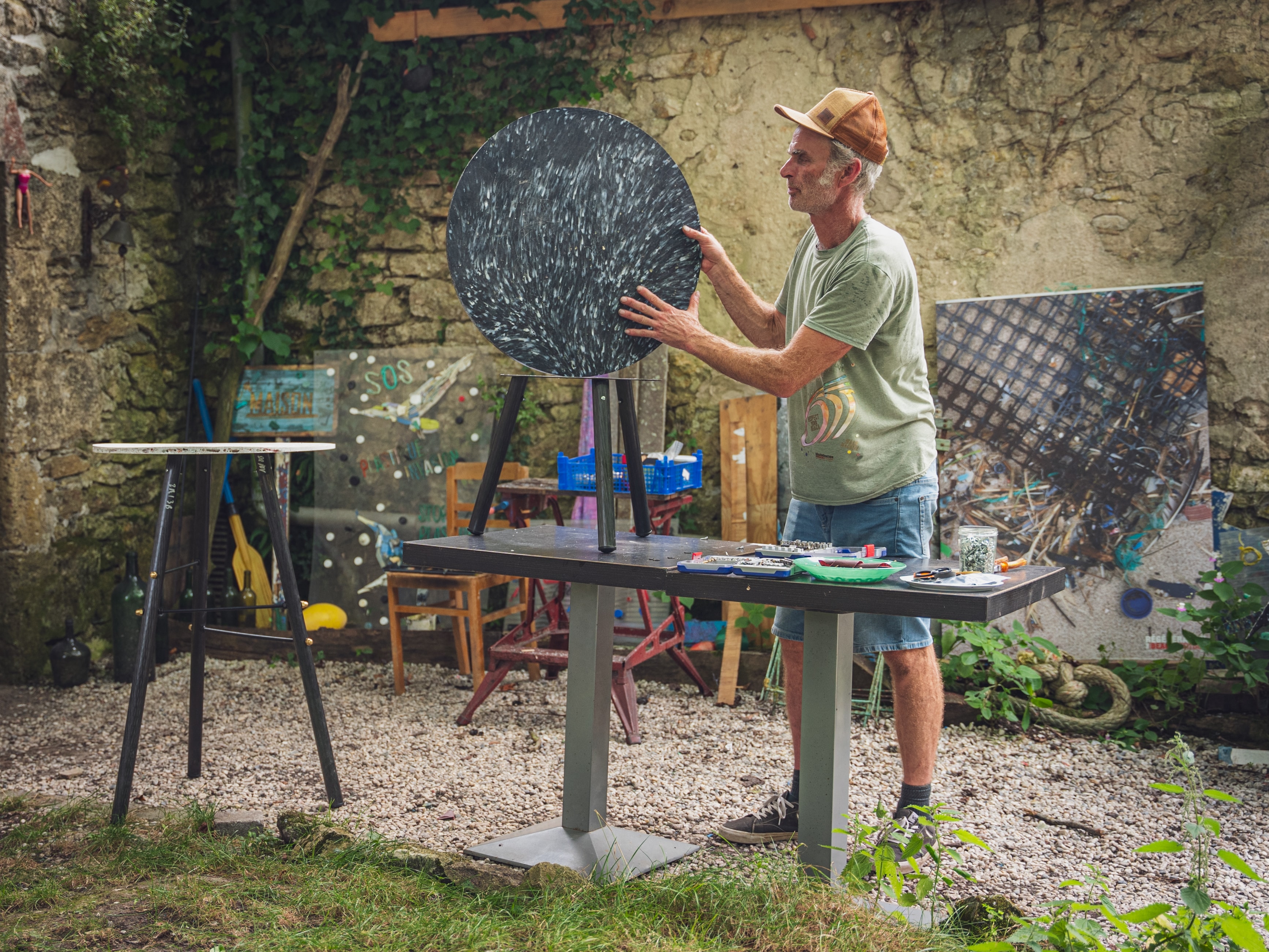 Regeneration beach attitude's workshop assembling a table