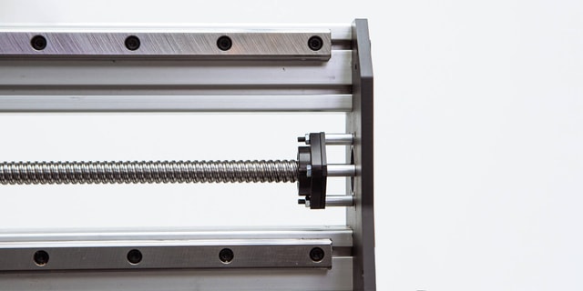 Close up on the X axis ballscrew and rails of the Mekanika Pro