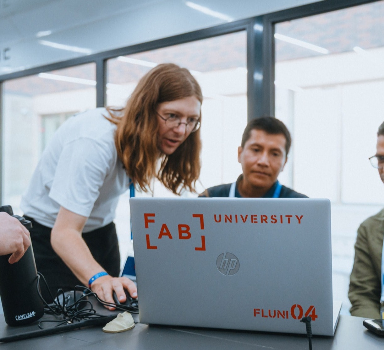 Xavier from Mekanika giving a training behind a laptop